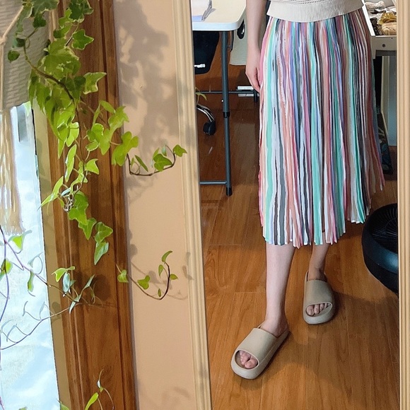Zara rainbow plate skirt - Picture 2 of 2